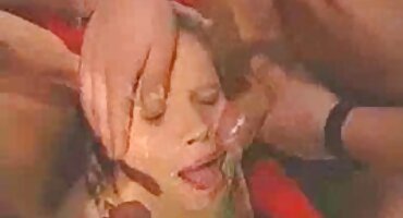 ໄກ່ອາຊີຄ່ອຍໆ masturbates pussy ຂອງນາງໂດຍຜ່ານ pantyhose ripped