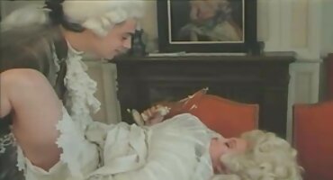 ເດັກຍິງໃນ corset ໄດ້ pounced ສຸດ cock ຂອງຜູ້ຊາຍທີ່ຈະ fuck ຂອງນາງກ່ອນທີ່ຈະເຂົ້ານອນ