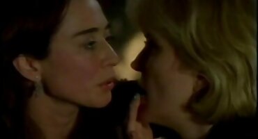 Brunette ທີ່ຫນ້າປະທັບໃຈກັບ tits ໃຫຍ່ໃຫ້ guy ນວດຕີນ