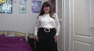 ລູກສາວໄດ້ມາຫາແມ່ທີ່ຮັກຂອງນາງເພື່ອເລຍ pussy ຂອງນາງ