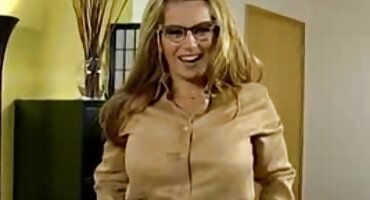 ໃນເວລາທີ່ສາມີຢູ່ບ່ອນເຮັດວຽກ horny ເມຍນິ້ວມື fucks