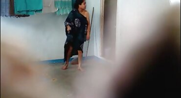 Hottie ດູດແລະ masturbates ລະຫວ່າງ tits ຂອງ cock ຢືນຜູ້ຊາຍ