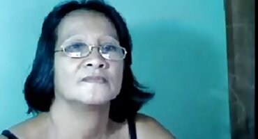 ເດັກຍິງຫນຸ່ມໄດ້ແຜ່ຂາຂອງພວກເຂົາຢູ່ຕໍ່ຫນ້າ dildo ສີດໍາຂະຫນາດໃຫຍ່
