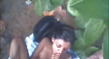 ຜູ້ຊາຍຄົນຫນຶ່ງໂຊກດີພໍທີ່ຈະຕີ pussies ຫນຸ່ມສາມຄົນ