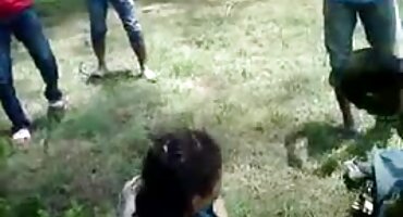 Mustachioed ເບິ່ງສອງເດັກຍິງ se se