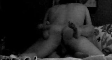 ສອງ babes ຫວານໂຍນໃສ່ກັນແລະກັນແລະລວມເຂົ້າໄປໃນ caresses ຍິງມັກແມ່