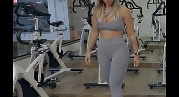 ສາວ Busty masturbating ຢູ່ປ່ອງຢ້ຽມພໍໃຈ passersby