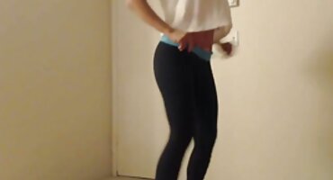 CutieesEs ຈາກຄວາມໂດດດ່ຽວ masturbates ກັບກ້ວຍໃນ pussy ຂອງນາງ