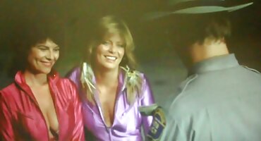 Guy ໄດ້ເຕີມແວ່ນຕາຂອງ brunette ວັດທະນະທໍາທີ່ມີ cum ລາວ