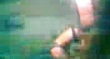 ພາຍໃຕ້ຕາຕະລາງ,ຜິວເນື້ອສີຂາວ restless ໄດ້ເຮັດວຽກປາກຂອງນາງກ່ຽວກັບ lollipop ຂະຫນາດໃຫຍ່