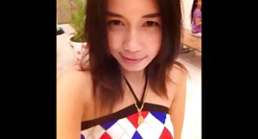 Poked chick ກັບ tits ຂະຫນາດນ້ອຍໃນທໍາມະຊາດ