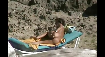 ລັດເຊຍ glamor davalka ຍອມແພ້ຢູ່ເທິງຕຽງໃນຊຸດຊັ້ນໃນ