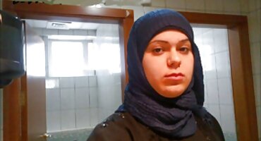 ຜິວເນື້ອສີຂາວມີນ້ໍາ fucked ໃນປາກໃນເຮືອນຄົວກ່ອນອາຫານທ່ຽງ