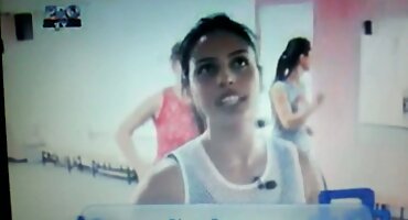 Dude spanks pussy ຫມູ່ຂອງທີ່ມີ cock ແຂງ