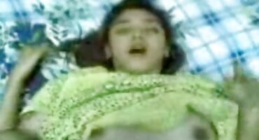 ລາວໃຫ້ປາກຂອງຜິວເນື້ອສີຂາວງາມແລະຫຼັງຈາກນັ້ນ fucked ຂອງນາງໃນ pussy ສີຄີມ