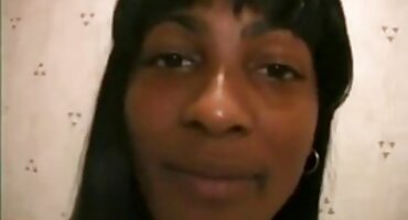 ຜິວເນື້ອສີຂາວ Skinny ມີ tits ຂະຫນາດນ້ອຍ masturbates pussy ຂອງນາງຢູ່ທາງຫນ້າຂອງກະຈົກແລະໄດ້ຮັບການ aroused ຫຼາຍ