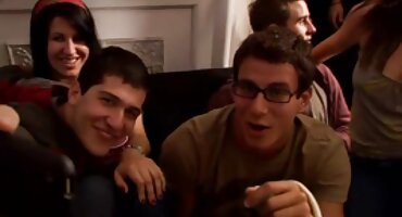 ຫນຸ່ມ brunette ໃນຫຼັກຊັບໄດ້ຮັບ fucked ໃນກົ້ນໂດຍ guy ໃຫມ່