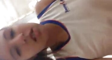 Bitch ງາມເຮັດໃຫ້ blowjob ແລະ fucks ຊ່ອງຄອດໃນ cam