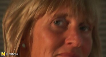 ນາຍຈ້າງ fucks ຜິວເນື້ອສີຂາວງາມໃນຫ້ອງການຂອງນາງ