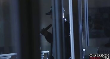 ຕົວແທນອະສັງຫາລິມະສັບ gladly ຍອມຮັບເປັນ threesome