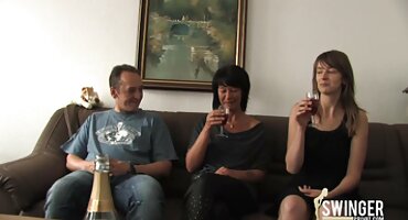 ສາວ Busty ໃນ skirt ສັ້ນຕ້ອງການທີ່ຈະຊ່ວຍໃຫ້ມີ