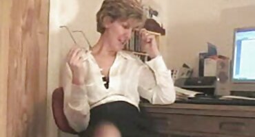 ຜິວເນື້ອສີຂາວ Petite cheats ກ່ຽວກັບ guy ກັບຫມູ່ເພື່ອນ curly ຂອງນາງ