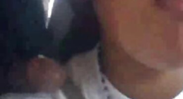 ຖ່າຍໃນກ້ອງຖ່າຍຮູບເປັນປາກ brunette ທີ່ສວຍງາມຂັດ cock ຂອງຂ້ອຍຢືນ