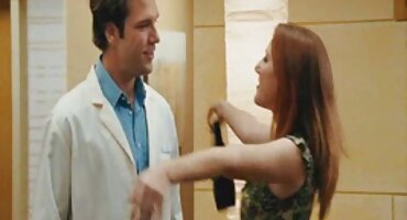 ນາງໄດ້ຈັດຄວາມແປກໃຈສໍາລັບການທີ່ຮັກຂອງນາງແລະນັ່ງກັບ pussy ຂອງນາງກ່ຽວກັບ cock ລາວຢູ່ໃກ້ຕົ້ນໄມ້ວັນຄຣິດສະມາດ