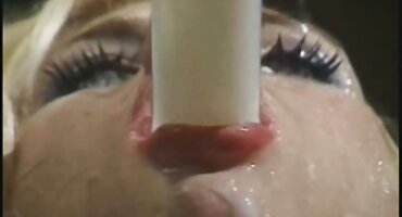 Porn ງາມກັບພັນລະຍາຫນຸ່ມແບບ Doggy ຢູ່ທາງຫນ້າຂອງກະຈົກ