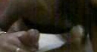 ຄົນຮັກສີດຳ farts ຜິວເນື້ອສີຂາວທີ່ໜ້າຮັກ