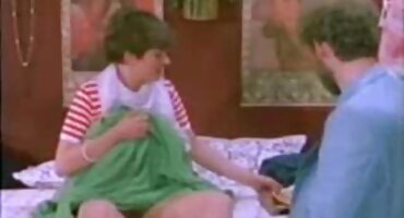 Milf ໄດ້ເຊື້ອເຊີນຫນຸ່ມຜິວເນື້ອສີຂາວໄປຢ້ຽມຢາມ caresses ຍິງມັກແມ່