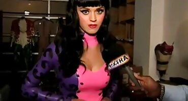 ລາວບໍ່ໄດ້ທໍາລາຍແລະໃຫ້ guy blowjob ກ່ອນການຮ່ວມເພດທາງຮູທະວານ