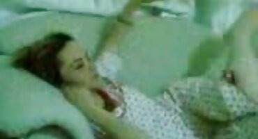 ຜູ້ຊາຍ fucked ເປັນ brunette ທີ່ສວຍງາມແລະຫຼັງຈາກນັ້ນນ້ອງສາວຜິວເນື້ອສີຂາວຂອງລາວ