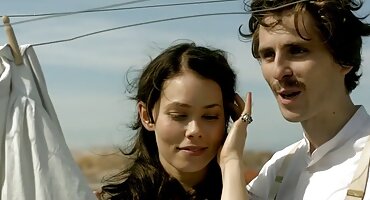 ສີນ້ຳຕານອ່ອນ masturbates pussy ດ້ວຍສາຍຮັດໃຫຍ່