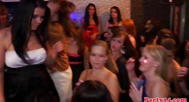 Deepthroating ໂດຍແວ່ນຕາ Coed stepbro