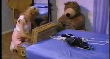 Guy kneads ກົ້ນແຫນ້ນຂອງຄວາມງາມທີ່ມີ cock ແຂງ