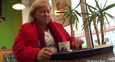 ສາວລັດເຊຍ tits ໃຫຍ່ fucks cock ຂອງຜູ້ຊາຍ