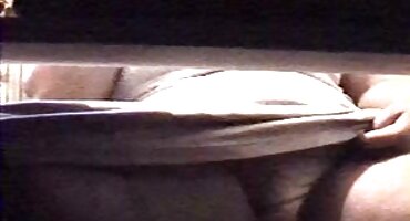 ເພື່ອນບ້ານໄດ້ຮຽກຮ້ອງໃຫ້ໄປຢ້ຽມຢາມແລະຂໍໃຫ້ສະມາຊິກໄດ້ຮັບ–ອາດຈະ,ຜົວແມ່ນອີກເທື່ອຫນຶ່ງໃນການເດີນທາງທຸລະກິດ