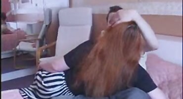 Brunette ຜູກມັດໃນວິດີໂອຄອມ fucked ໃນປາກແລະ pussy