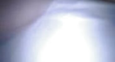 Babe ມີຂົນຊ້ໍາ satiates pussy ຂອງນາງຢູ່ທາງຫນ້າຂອງ cam