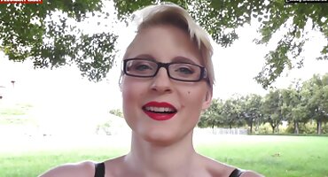 Brunette ກັບກົ້ນງາມຕົກລົງເຫັນດີກັບ pov sex