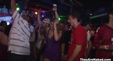 Guy Bald fucks ຜິວເນື້ອສີຂາວຮຽວດີຢູ່ເທິງໂຊຟາຫນັງ