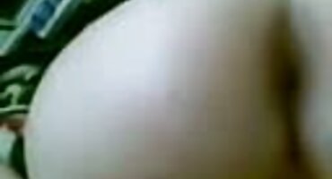 Guy boner ມີອໍານາດທີ່ມີ feat bitch ສຸດ blowjob ໃນເນື້ອໄມ້ໄດ້