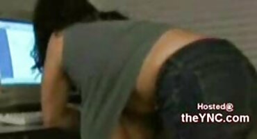 Ebony Muscled shoves cock ສີດໍາຂະຫນາດໃຫຍ່ເຂົ້າໄປໃນເວີຈິນໄອແລນທີ່ສວຍງາມ