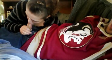 ນາງໄດ້ສະແດງຜູ້ຊາຍຊຸດຊັ້ນໃນໃໝ່ຂອງນາງ,ສະນັ້ນລາວໄດ້ເອົາມັນແລະໃສ່ແບບ doggy