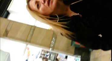 ພໍ່ທີ່ເຄັ່ງຄັດໄດ້ຈັບລູກສາວເບິ່ງ porn ແລະລົງໂທດດ້ວຍກົ້ນ