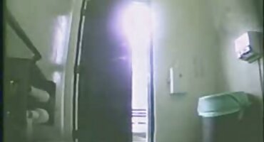 ເດັກຍິງຮຽວໄດ້ໃຫ້ຕົນເອງກັບເພື່ອນໃນຂະນະທີ່ແຟນຂອງນາງເບິ່ງບານເຕະ passionately