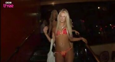 Cock ໄຂມັນໃນ asshole ຂອງສອງ brunettes tattooed