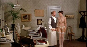 ແທນທີ່ຈະອົບອຸ່ນຂຶ້ນໃນ gym ໄດ້,ເດັກຍິງໄດ້ມີການຮ່ວມເພດກຸ່ມກັບຄູຝຶກສອນໄດ້