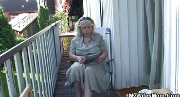 Pussies ສູງສົ່ງ fucked ກັບຫມາກພິກຢູ່ເທິງຕຽງ